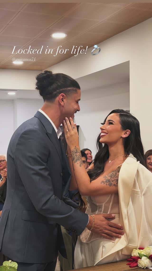 开云官网入口-恭喜❤️国安28岁外援拉莫斯与妻子完婚甜蜜拥吻，宝宝刚满6个月